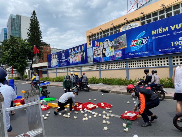 Hàng trăm chiếc bánh bao rơi giữa đường, 30 giây dọn dẹp và món quà từ người lạ dành tặng shipper - Ảnh 3.