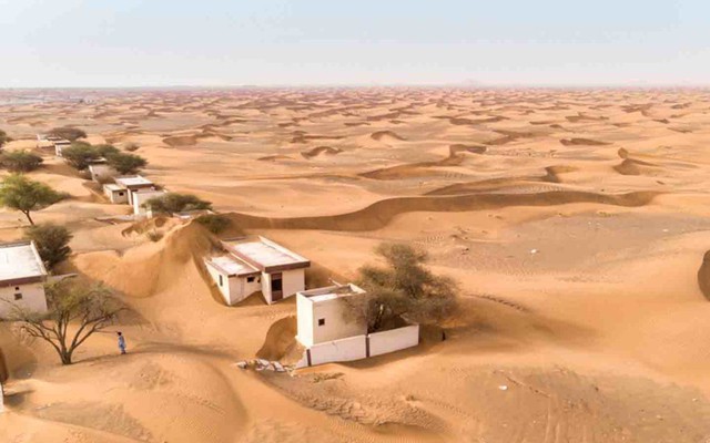 Ngôi làng bí ẩn trên sa mạc Dubai: Cứ tới đêm là biến mất rồi lại xuất hiện vào ban ngày - Ảnh 1.