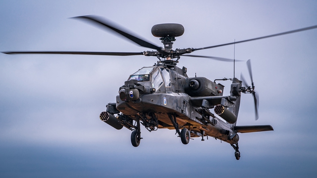 Apache đa dụng, K-52 hỏa lực mạnh: Trực thăng nào xuất sắc hơn? - Ảnh 1.