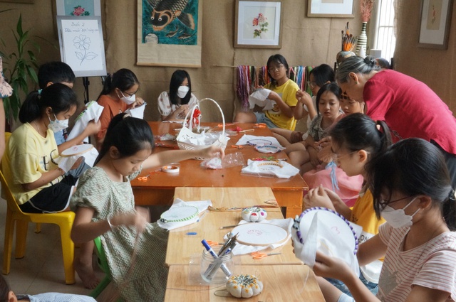 Lớp học miễn phí cho trẻ nghề thêu