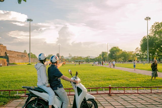 Phải nghỉ học vì sức khoẻ yếu, 9X dành trọn tâm huyết làm tour xe máy trải nghiệm khắp xứ Huế - Ảnh 1.
