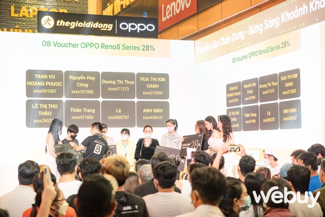 Không khí tưng bừng ngày mở bán OPPO Reno8 Series tại Việt Nam, nhiều khách hàng còn nhận khuyến mãi khủng - Ảnh 4.