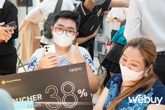 Không khí tưng bừng ngày mở bán OPPO Reno8 Series tại Việt Nam, nhiều khách hàng còn nhận khuyến mãi khủng - Ảnh 5.