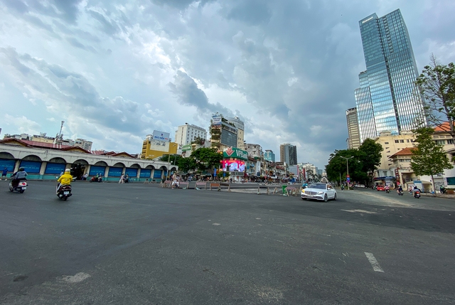 Metro số 1 tháo dỡ rào chắn cuối cùng trước chợ Bến Thành, người dân thoải mái đi lại dịp Lễ 2/9  - Ảnh 15.