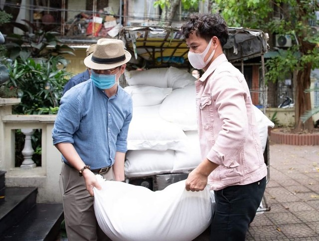 Anh Nguyễn Phan Huy Khôi cùng một số nghệ sĩ trực tiếp mang nhu yếu phẩm đi phân phát