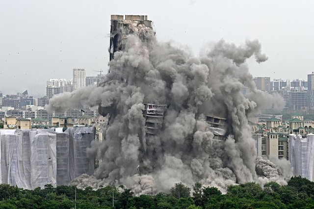 Hàng nghìn người sơ tán trước vụ nổ đánh sập tháp đôi xây trái phép ở Ấn Độ - Ảnh 1.