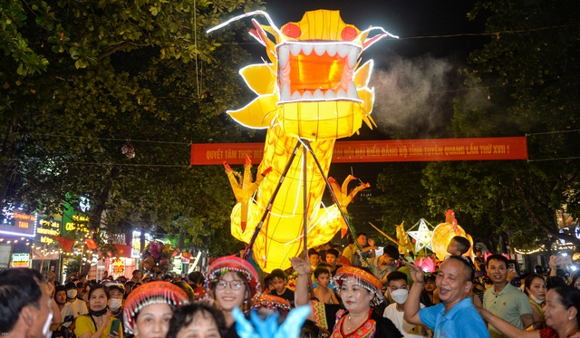 Tưng bừng không khí lễ hội Tết Trung thu lớn nhất cả nước ở Tuyên Quang - Ảnh 11.