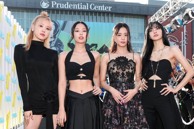 BLACKPINK &quot;đại náo&quot; VMAs 2022: Lisa là idol Kpop đầu tiên thắng cúp, trình diễn Pink Venom khiến Taylor Swift quẩy theo cực cháy - Ảnh 1.