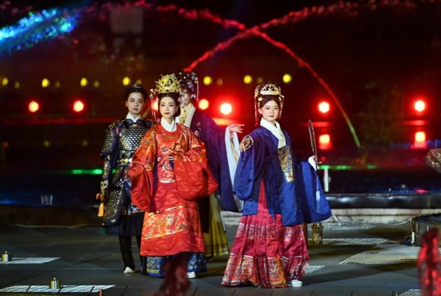 Sức mạnh văn hóa Trung Quốc trong nỗ lực bảo tồn trang phục truyền thống - Ảnh 1.