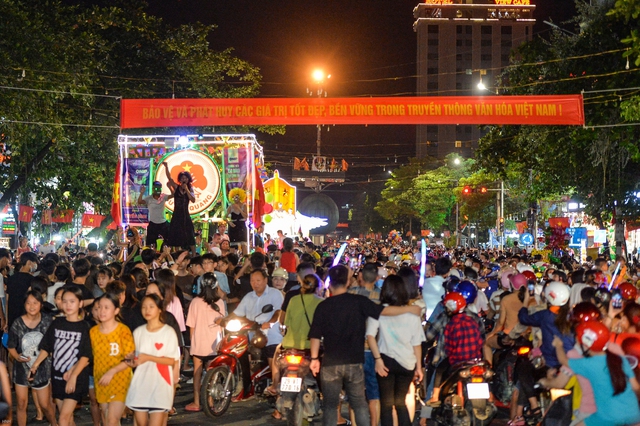 Tưng bừng không khí lễ hội Tết Trung thu lớn nhất cả nước ở Tuyên Quang - Ảnh 1.
