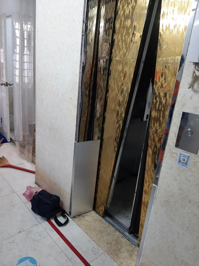 TP.HCM: Cảnh sát phá cửa giải cứu 9 người bị mắc kẹt trong thang máy  - Ảnh 1.