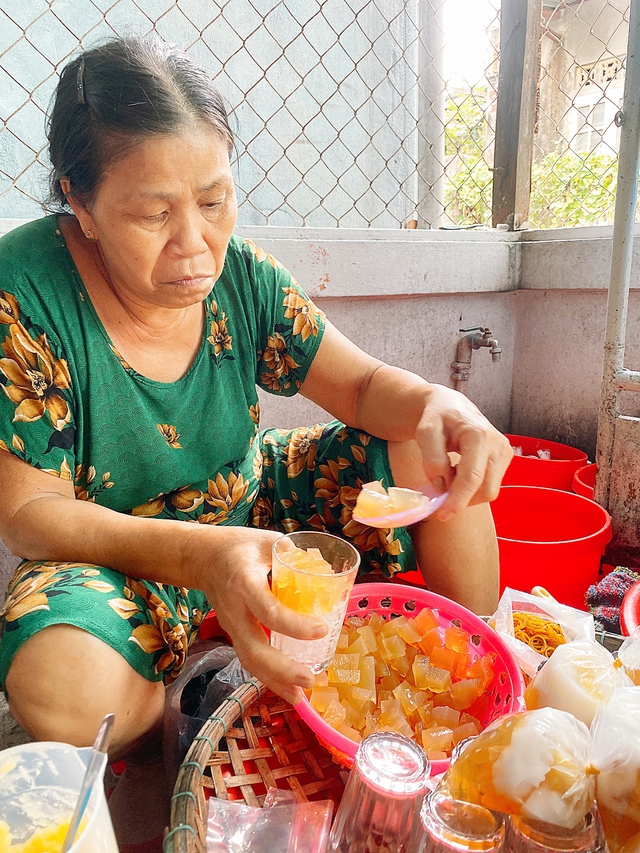 Gánh thạch xoa nằm trong hẻm ở Huế: Sau 3 thập kỷ chỉ tăng giá từ 5 trăm đồng đến 5 nghìn đồng - Ảnh 1.