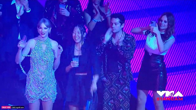 BLACKPINK &quot;đại náo&quot; VMAs 2022: Lisa là idol Kpop đầu tiên thắng cúp, trình diễn Pink Venom khiến Taylor Swift quẩy theo cực cháy - Ảnh 9.
