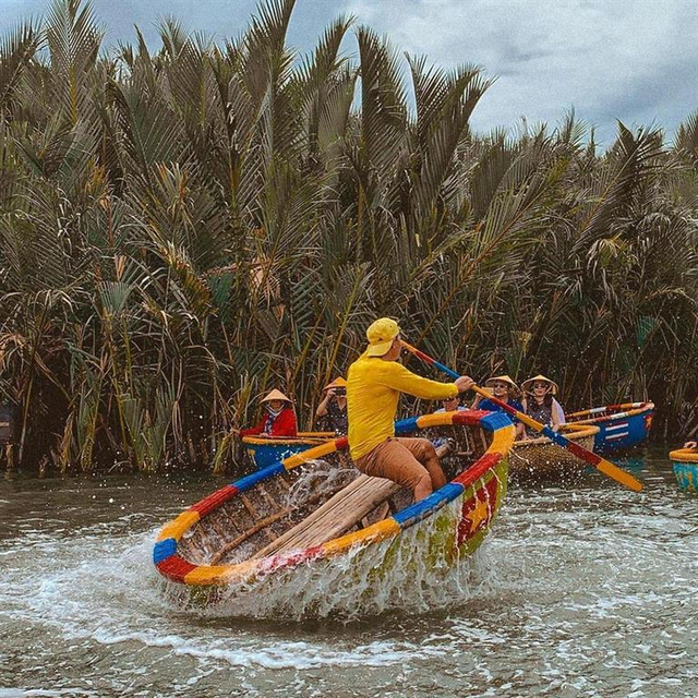 Trò chơi quẩy thuyền thúng tại Việt Nam khiến khách du lịch vừa phấn khích vừa muốn “tiền đình”  - Ảnh 1.