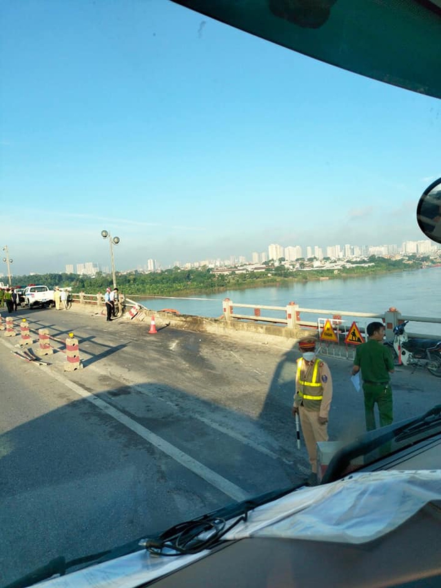 Hà Nội: Xe tải đâm xuyên lan can trên cầu Thanh Trì, lao xuống sông  - Ảnh 1.