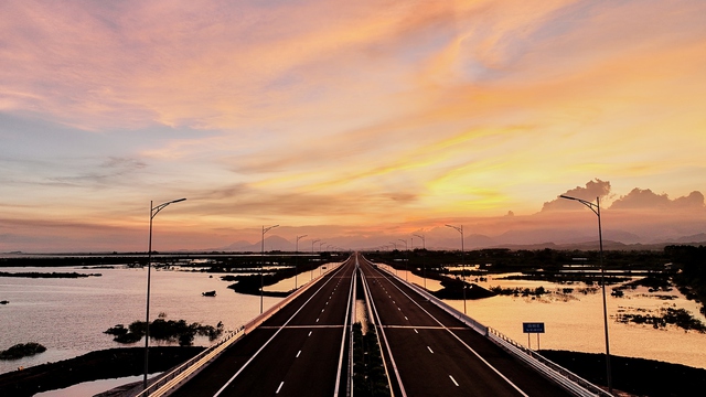 Cận cảnh tuyến cao tốc Vân Đồn - Móng Cái có hệ thống chiếu sáng hiện đại nhất Việt Nam trước ngày thông xe - Ảnh 11.