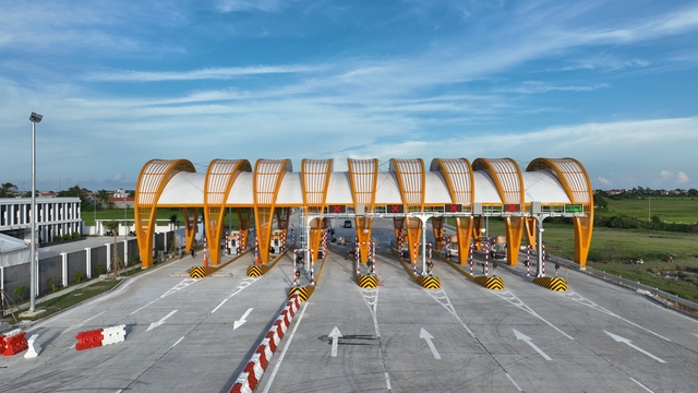 Cận cảnh tuyến cao tốc Vân Đồn - Móng Cái có hệ thống chiếu sáng hiện đại nhất Việt Nam trước ngày thông xe - Ảnh 15.