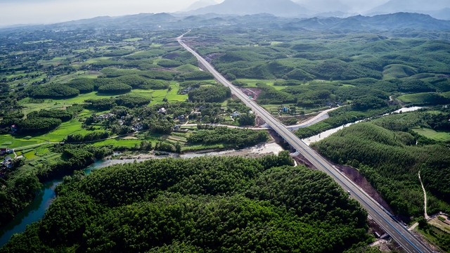 Cận cảnh tuyến cao tốc Vân Đồn - Móng Cái có hệ thống chiếu sáng hiện đại nhất Việt Nam trước ngày thông xe - Ảnh 2.