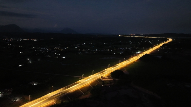 Cận cảnh tuyến cao tốc Vân Đồn - Móng Cái có hệ thống chiếu sáng hiện đại nhất Việt Nam trước ngày thông xe - Ảnh 5.