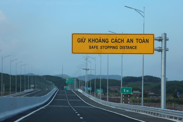 Cận cảnh tuyến cao tốc Vân Đồn - Móng Cái có hệ thống chiếu sáng hiện đại nhất Việt Nam trước ngày thông xe - Ảnh 6.