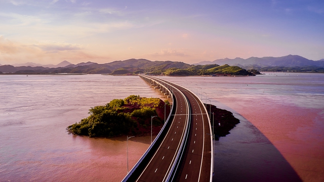 Cận cảnh tuyến cao tốc Vân Đồn - Móng Cái có hệ thống chiếu sáng hiện đại nhất Việt Nam trước ngày thông xe - Ảnh 7.