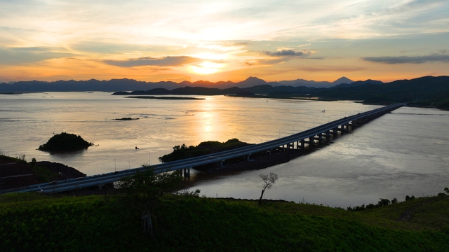 Cận cảnh tuyến cao tốc Vân Đồn - Móng Cái có hệ thống chiếu sáng hiện đại nhất Việt Nam trước ngày thông xe - Ảnh 9.
