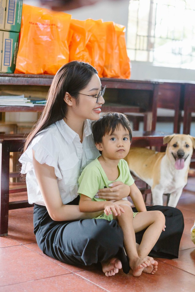 Á hậu Đặng Thanh Ngân tặng quà Trung thu cho trẻ mồ côi - Ảnh 8.