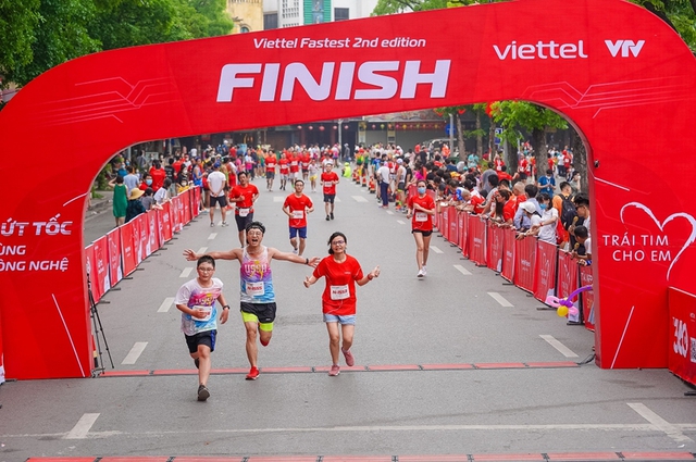 Gần 2.500 chân chạy tham dự giải chạy từ thiện Viettel Fastest &quot;Chạy vì Trái tim cho em&quot; - Ảnh 1.