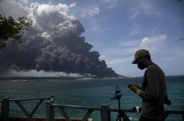 Vụ cháy kho dầu đánh sập hệ thống điện ở Cuba - Ảnh 1.