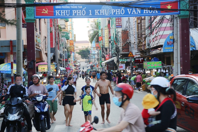 Không còn cảnh chen chúc, đường phố Vũng Tàu thông thoáng, người dân đội nắng tắm biển trong chiều 1/9 - Ảnh 9.