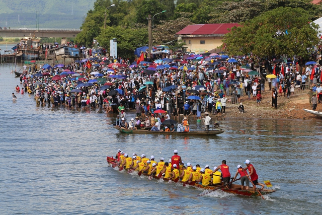 Lễ hội đua thuyền truyền thống thu hút khách du lịch đến với Quảng Bình dịp lễ 2/9 - Ảnh 2.