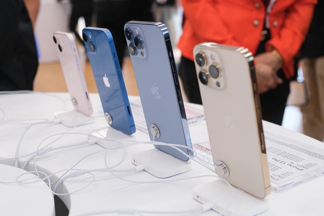 Hàng loạt mẫu iPhone tại Việt Nam giảm giá sâu kỷ lục chờ iPhone 14 ra mắt - Ảnh 1.