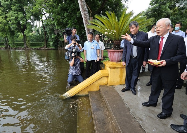 Tổng Bí thư Nguyễn Phú Trọng dâng hương tưởng niệm Chủ tịch Hồ Chí Minh - Ảnh 3.