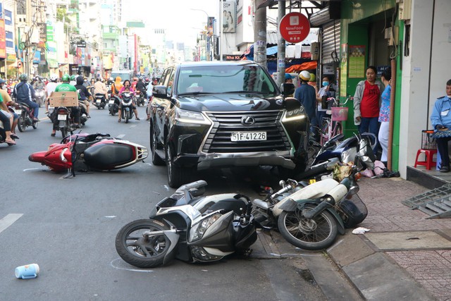 TP.HCM: Ô tô Lexus tông hàng loạt xe máy, nhiều người nhập viện - Ảnh 1.