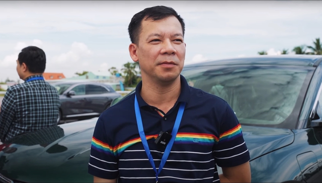 Người đã mua 4 xe VinFast đi nhận VF 8: 'Đây là giây phút lịch sử của ngành ô tô Việt Nam' - Ảnh 9.