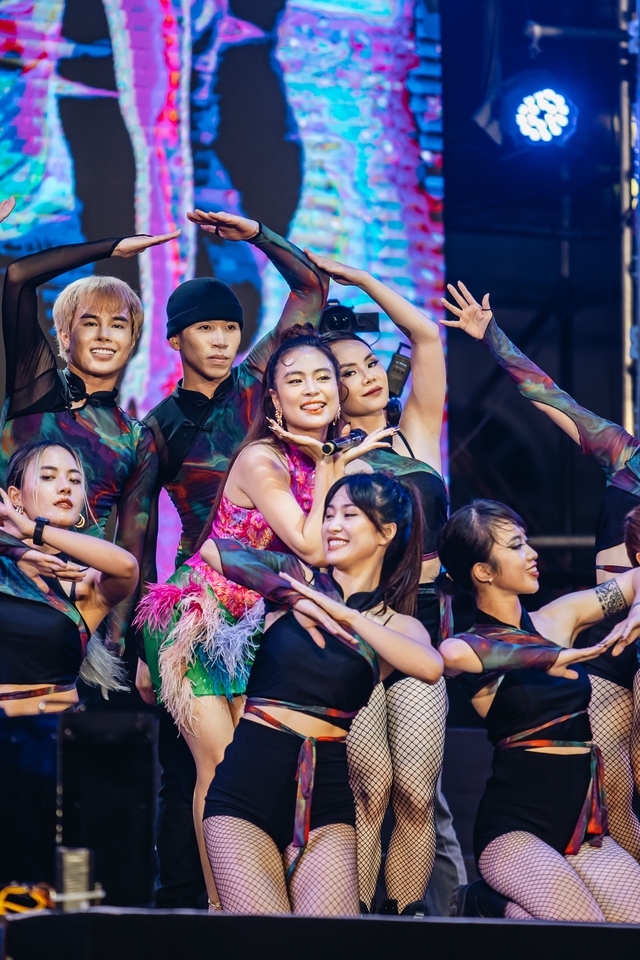 Hyolyn (Sistar) gây &quot;bão&quot; tại phố đi bộ Hà Nội, Hoàng Thùy Linh - Đức Phúc &quot;đốt cháy&quot; lễ hội âm nhạc Việt - Hàn - Ảnh 15.