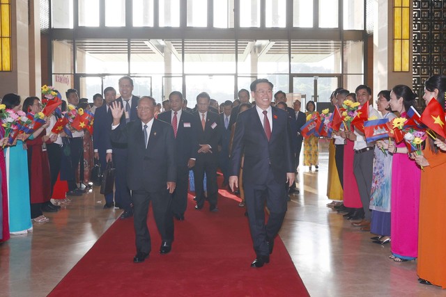 Chủ tịch Quốc hội Vương Đình Huệ đón, hội đàm với Chủ tịch Quốc hội Vương quốc Campuchia - Ảnh 1.