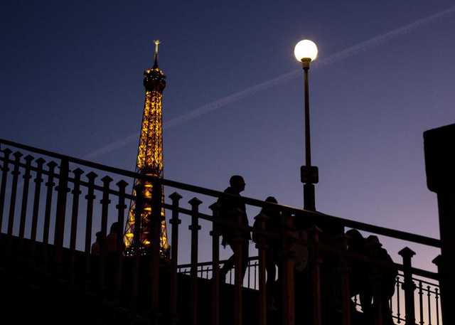 Tháp Eiffel sẽ tắt đèn sớm hơn 1 tiếng để tiết kiệm năng lượng - Ảnh 1.