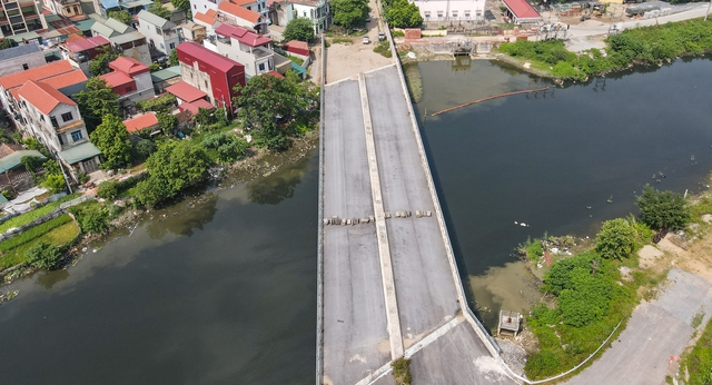 Cầu trị giá 110 tỷ, hoàn thành phần mặt cầu gần 2 năm nhưng chưa thể "lưu thông" - Ảnh 4. Cầu trị giá 110 tỷ, hoàn thành phần mặt cầu gần 2 năm nhưng chưa thể "lưu thông" - Ảnh 4.