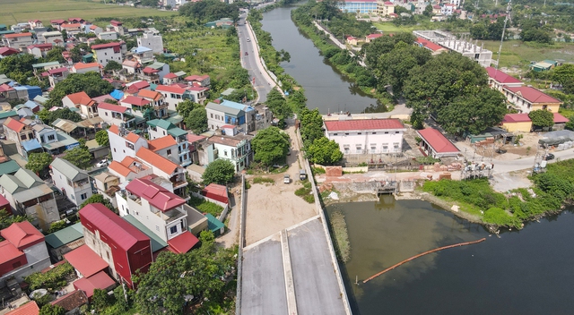 Cầu trị giá 110 tỷ, hoàn thành phần mặt cầu gần 2 năm nhưng chưa thể "lưu thông" - Ảnh 5. Cầu trị giá 110 tỷ, hoàn thành phần mặt cầu gần 2 năm nhưng chưa thể "lưu thông" - Ảnh 5.