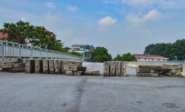 Cầu trị giá 110 tỷ, hoàn thành phần mặt cầu gần 2 năm nhưng chưa thể "lưu thông" - Ảnh 7. Cầu trị giá 110 tỷ, hoàn thành phần mặt cầu gần 2 năm nhưng chưa thể "lưu thông" - Ảnh 7.