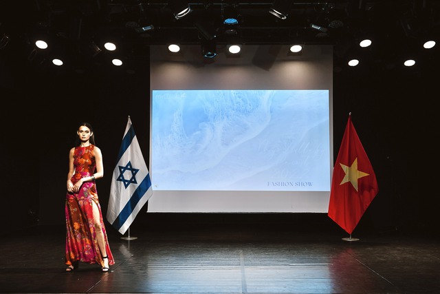 Thương hiệu Việt trình diễn thời trang tại Israel: Khi thời trang nối những nhịp cầu - Ảnh 2.