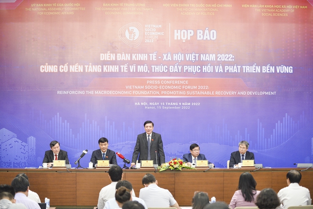 Nhân lực cho ngành du lịch là một trong các nội dung được bàn thảo tại Diễn đàn Kinh tế - xã hội Việt Nam 2022 - Ảnh 1.