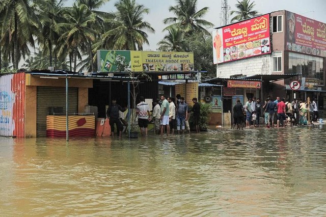 Tắc đường, thiếu nước và lũ lụt đang bao vây ‘Thung lũng Silicon” của Ấn Độ  - Ảnh 1.