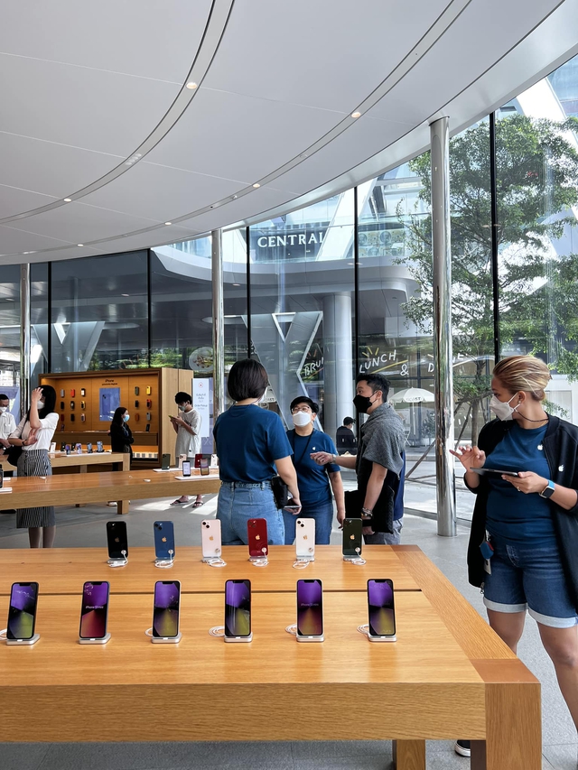 Người Việt sang Singapore, Thái xếp hàng mua iPhone 14 có nguy cơ &quot;tay trắng&quot; ra về vì quy định mới của Apple Store - Ảnh 3.