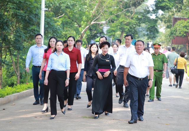 Bộ trưởng Nguyễn Văn Hùng thăm Khu Di tích quốc gia đặc biệt Tân Trào, Tuyên Quang - Ảnh 1.