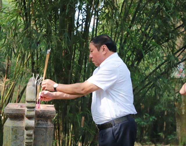 Bộ trưởng Nguyễn Văn Hùng thăm Khu Di tích quốc gia đặc biệt Tân Trào, Tuyên Quang - Ảnh 3.