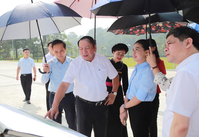 Bộ trưởng Nguyễn Văn Hùng thăm Khu Di tích quốc gia đặc biệt Tân Trào, Tuyên Quang - Ảnh 8.