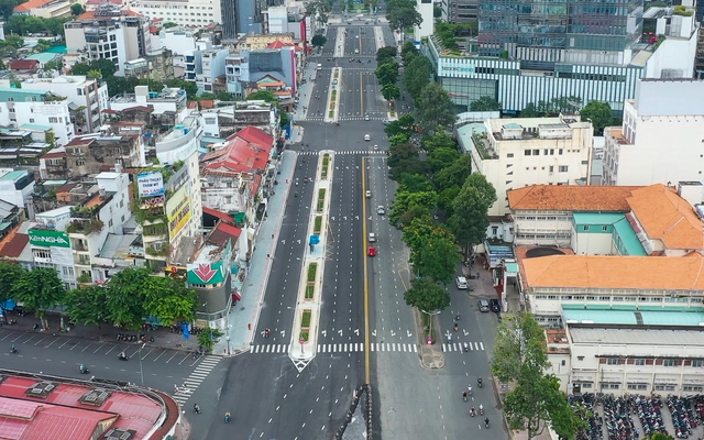 Toàn cảnh đường Lê Lợi ở TP.HCM nhộn nhịp xe cộ, tấp nập du khách đi bộ sau 8 năm bị rào chắn  - Ảnh 1.