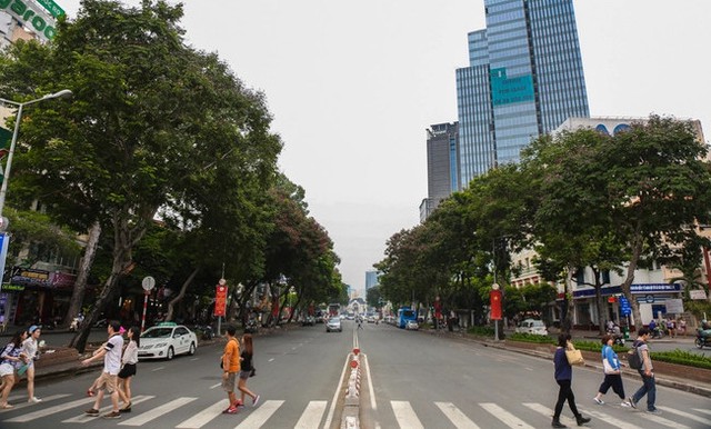 Toàn cảnh đường Lê Lợi ở TP.HCM nhộn nhịp xe cộ, tấp nập du khách đi bộ sau 8 năm bị rào chắn  - Ảnh 10.